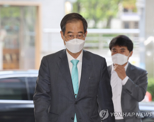 한덕수 국무총리 후보자가 20일 오전 서울 종로구 한국생산성본부 건물에 마련된 국회 인사청문회 준비단 사무실로 출근하고 있다.<연합뉴스>